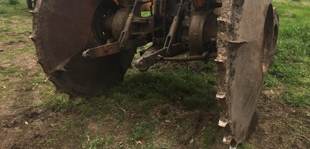 Tractor equipado con ruedas de tipo lenteja