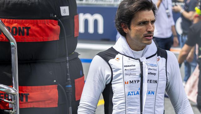 Agarrándole la mano