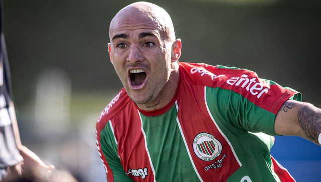Le pisa los talones