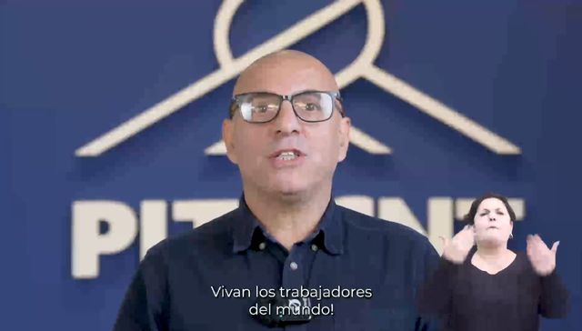 Puño en alto