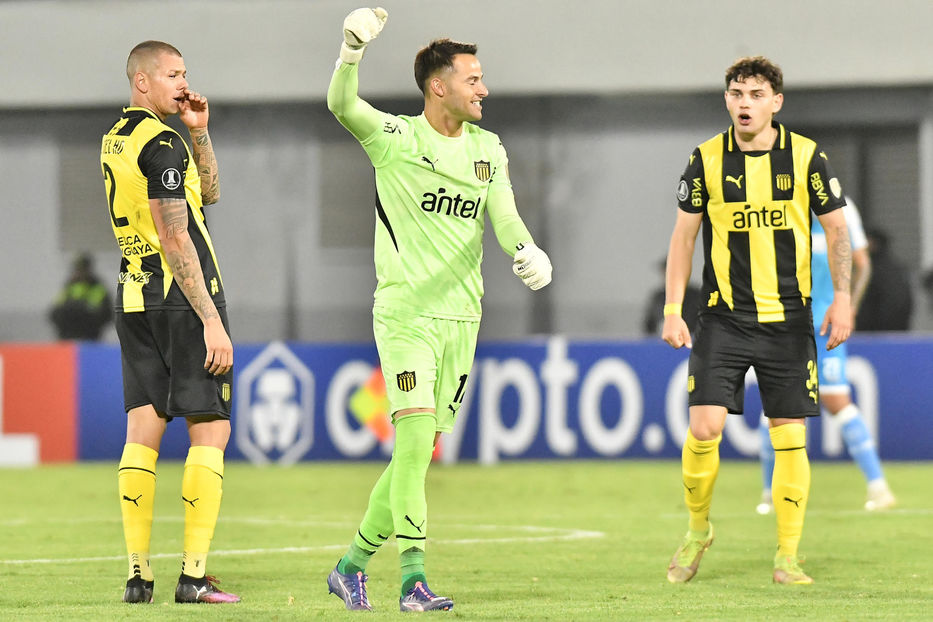 Guillermo de Amores el golero de Peñarol en Cochabamba