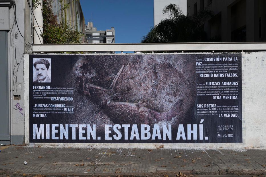 Muro próximo a la Facultad de Ciencias Sociales. Foto: Imágenes del Silencio, cedida a Montevideo Portal.
