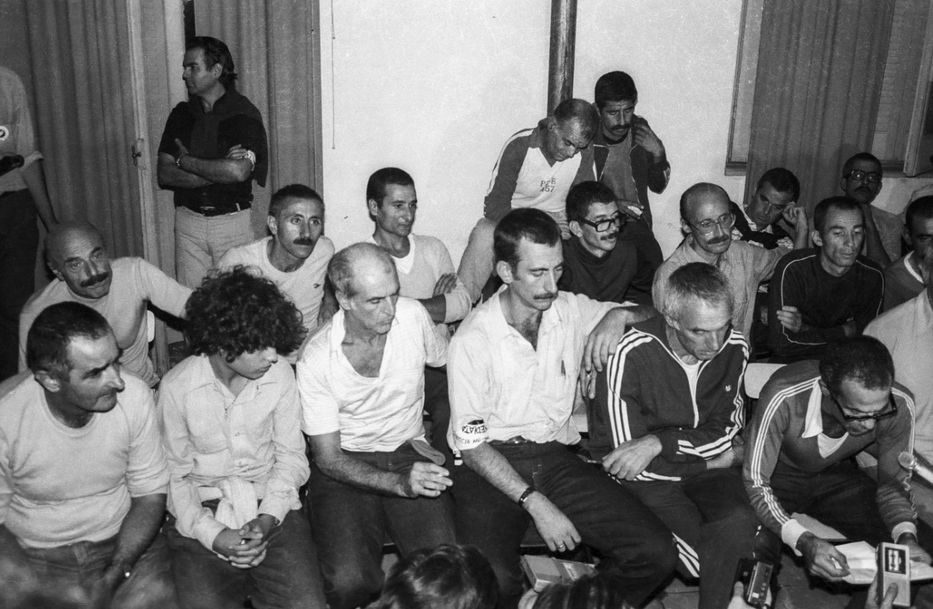 José Mujica, Adolfo Wassem, Mauricio Rosencof, Jorge Zabalza, Julio Marenales y Eleuterio Fernández Huidobro. Conferencia de prensa en el Colegio de los Padres Conventuales luego de su liberación. CDF 	14 de marzo de 1985