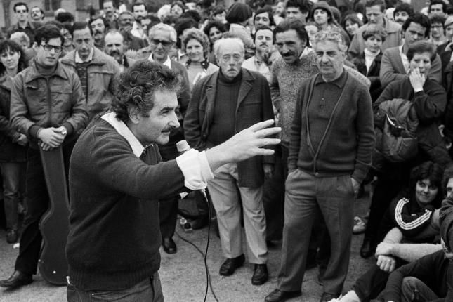 Mujica en una de las “mateadas” organizadas por el MLN-Tupamaros luego de su legalización. Foto: MARCELO ISARRUALDE - 1987.