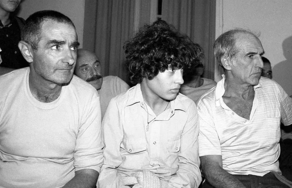 .José Mujica, el hijo de Adolfo Wassen Alaniz, y Mauricio Rosencof en Conventuales el día que fueron liberados, marzo de 1985. Foto propiedad de Mauricio Rosencof