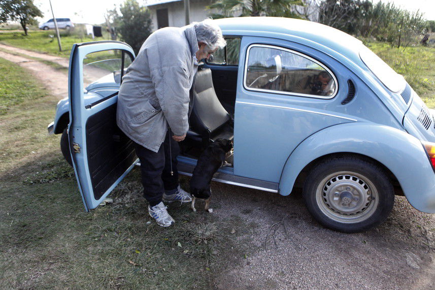José Mujica junto a su VW escarabajo. Noviembre de 2014. Iván Franco / EFE
