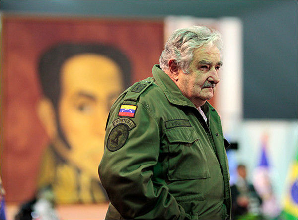 Mujica vistiendo una campera del ejército venezolano durante una cumbre de la CELAC. EFE