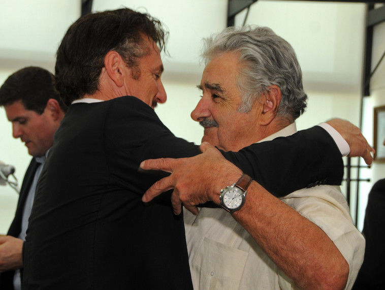 Saludando al actor Sean Penn, en febrero 2012. Presidencia