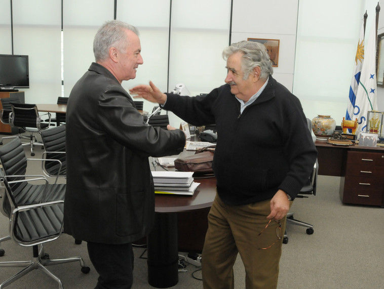 En julio de 2011, junto al cantautor español Víctor Manuel. Presidencia