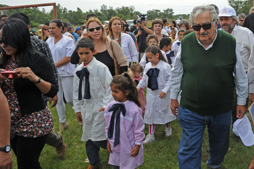 Acompañado de escolares durante una visita a Tacuarembó, en marzo de 2014. Presidencia