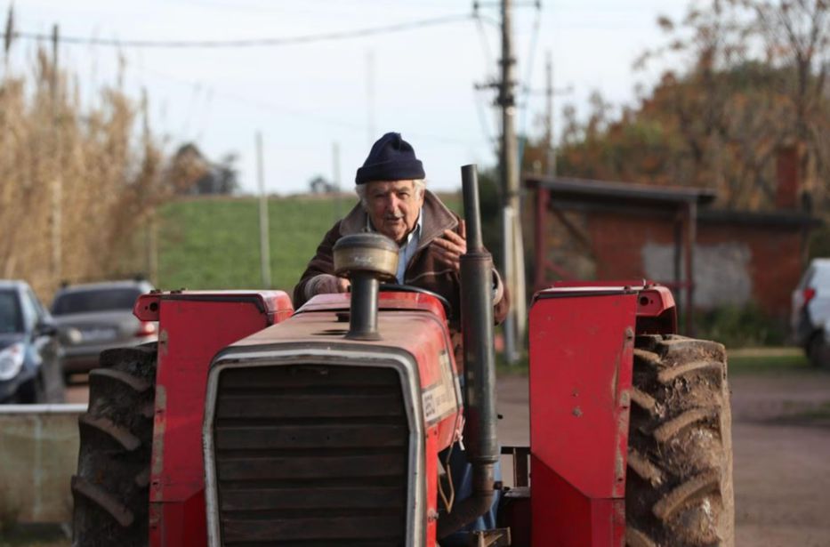 Mujica a bordo de su tractor. EFE / Raúl Martínez