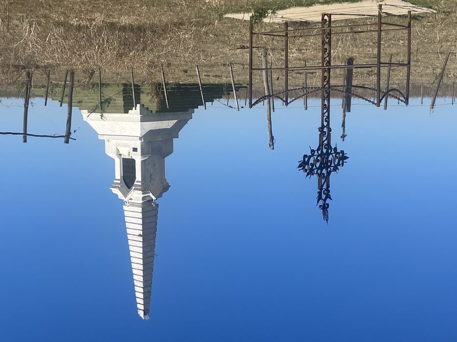 Cruz de hierro sobre una fosa común y monumento a los caídos en la batalla de Tres Árboles. Foto: Miguel Arregui.
