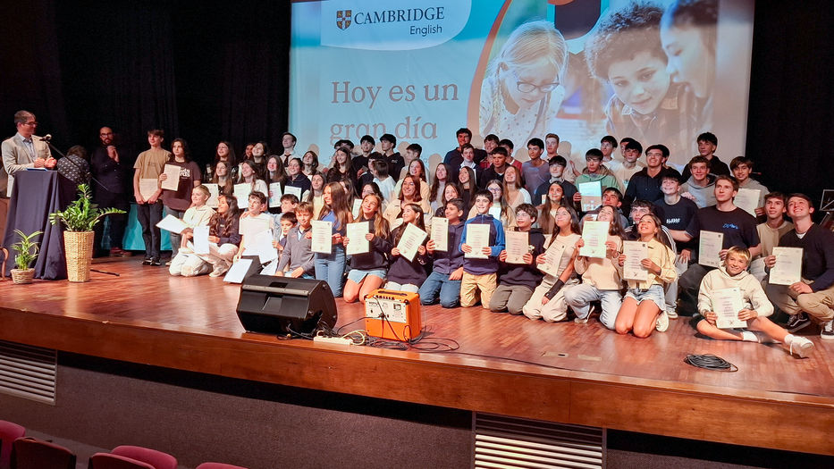 Alumnos del Colegio La Mennais recibiendo sus certificados internacionales. Foto: cedida a Montevideo Portal