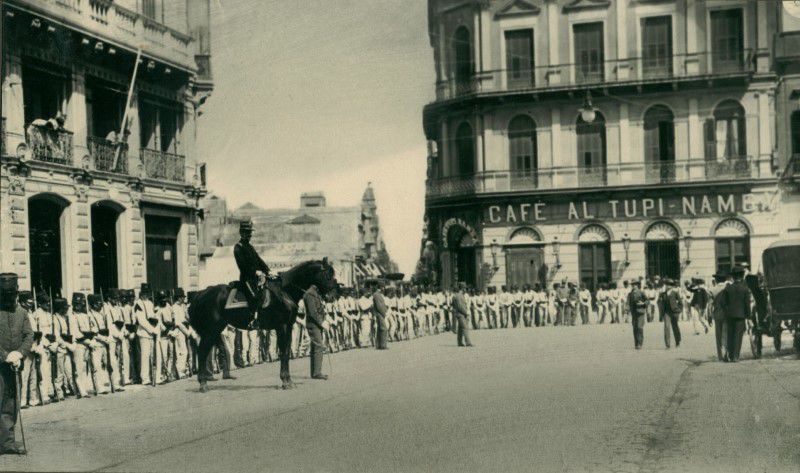Primer Regimiento de Infantería en Montevideo formado en la plaza Independencia, frente al célebre café Tupí Nambá, c. 1904. Foto: Centro de Fotografía de Montevideo.