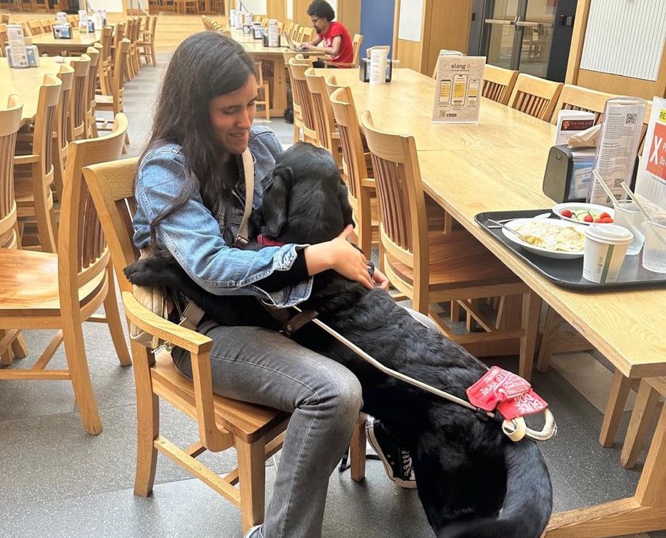 Milagros Costabel y su perro guía, Indio. Foto: redes sociales