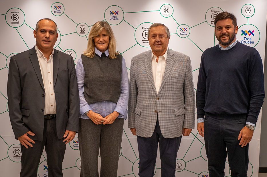 Andrés Curbelo, gerente de Administración de Tres Cruces; Virginia Suárez, presidenta Sistema B; Carlos Lecueder, presidente Tres Cruces; Felipe Lasida, director ejecutivo Sistema B. Foto: cedida a Montevideo Portal