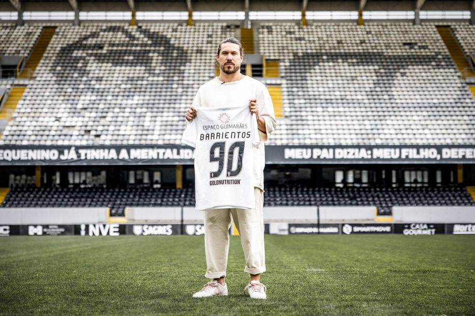 Jean Pierre Barrientos homenajeado por Vitória Guimarães. Foto: Vitória Guimarães