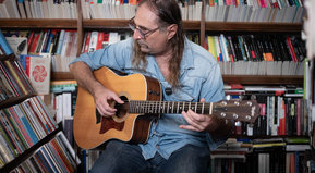 Músicos y anaqueles