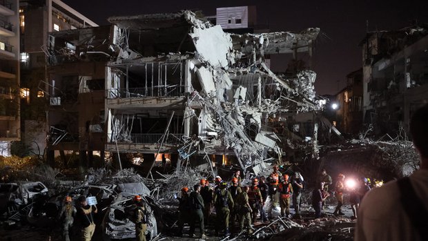 Tropas israelíes investigan un edificio golpeado por misiles iraníes cerca de Tel Aviv. Foto: AFP.