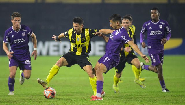 Un trompo y dos nenes