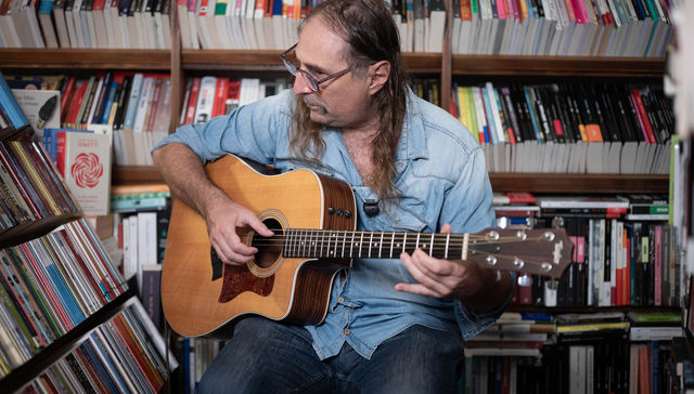 Músicos y anaqueles
