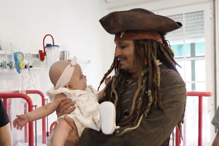 De película: Johnny Depp visitó a pacientes del Hospital Niño Jesús de ...