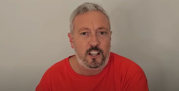 En la vereda opuesta