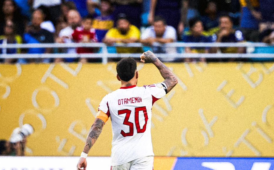 La banda en el pecho