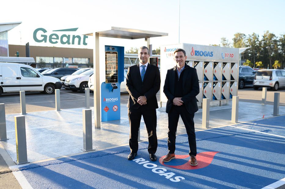 Diego Guerrero, gerente general de Riogas y Gustavo Denardi, gerente de Operaciones de Hipermercados Géant. Foto: cedida a Montevideo Portal