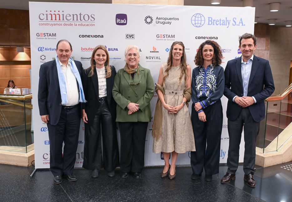 Raúl Galante, Soledad Lienau, Casilda Echevarría, Valeria Salmain, Emilia Zanchetta y Diego Arrosa. Foto: cedida a Montevideo Portal