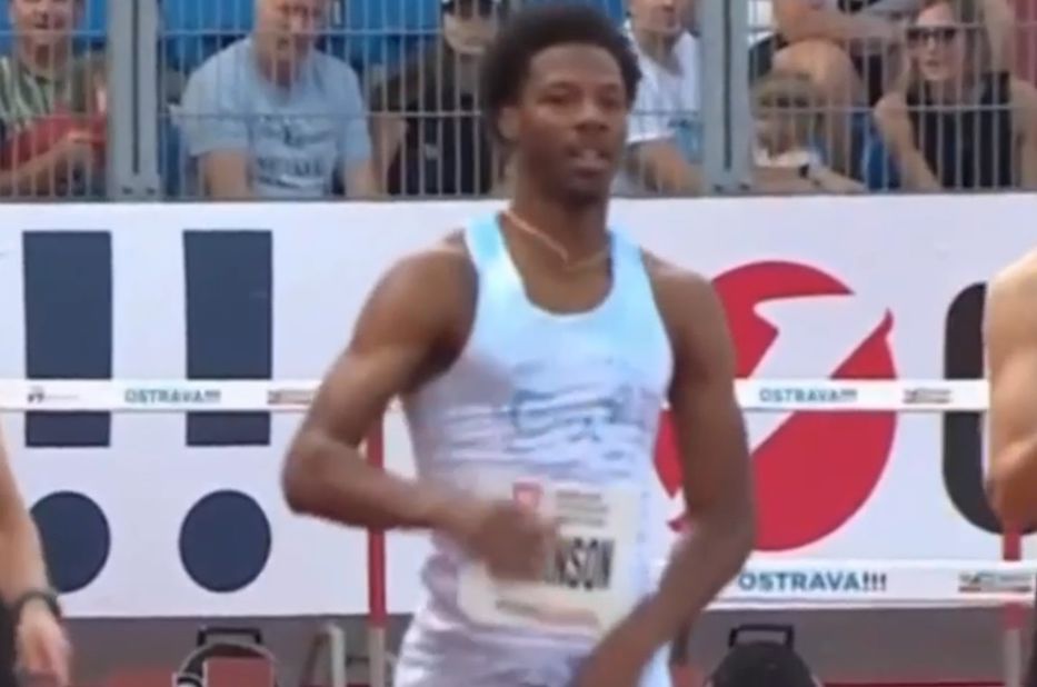 ¿Salta con garrocha? Un corredor ganó una carrera con obstáculos y cruzó la línea con el pene al aire