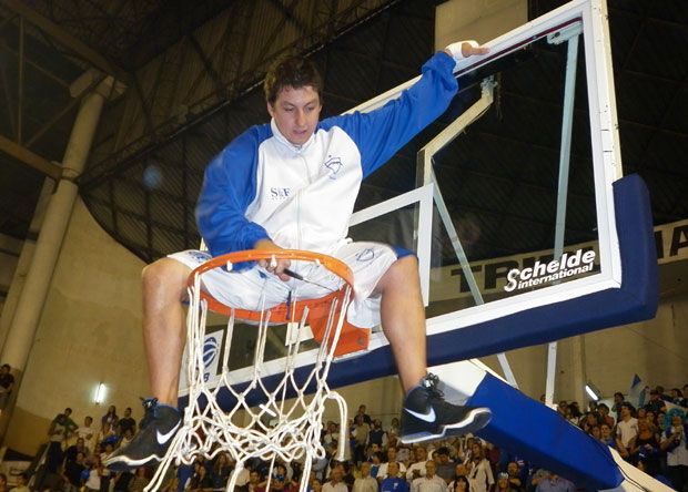 El Enano Martínez cortando las redes con la camiseta de Malvín. Foto: FútbolUy