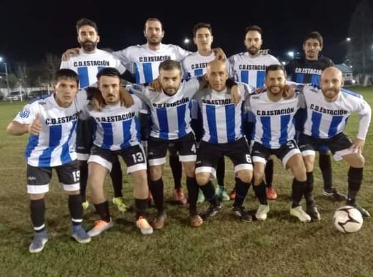 Adrián “Vitamina” Silva jugando en el Club Deportivo Estación. Foto: Cedida a FútbolUy