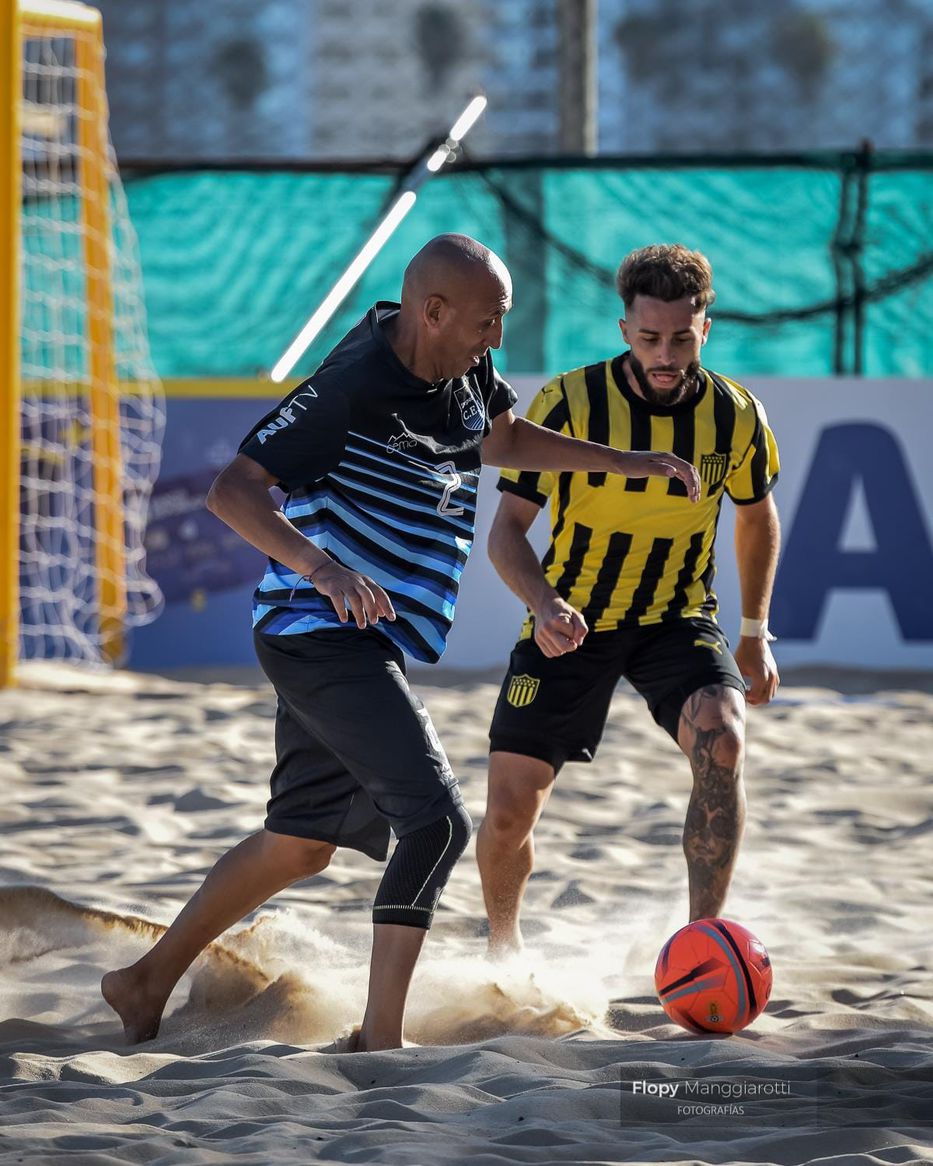 Adrián “Vitamina” Silva jugando en Deportivo CEM de fútbol playa. Foto: Cedida a FútbolUy