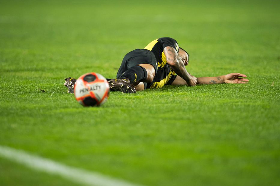 cangrejo cabrera lesionado en el partido frente a plaza colonia