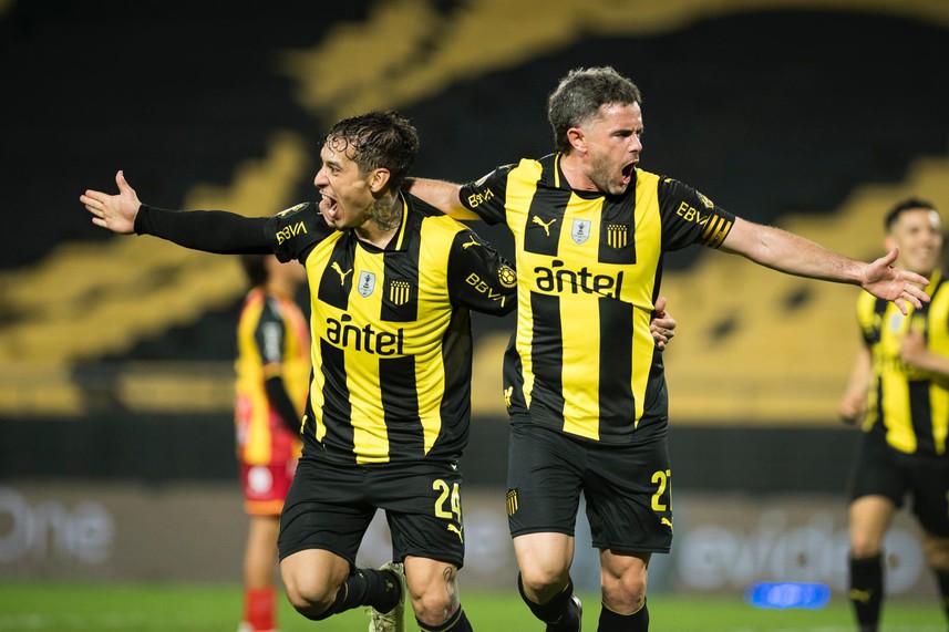Peñarol venció 2-1 a Progreso de atrás y en la hora en el Campeón del Siglo