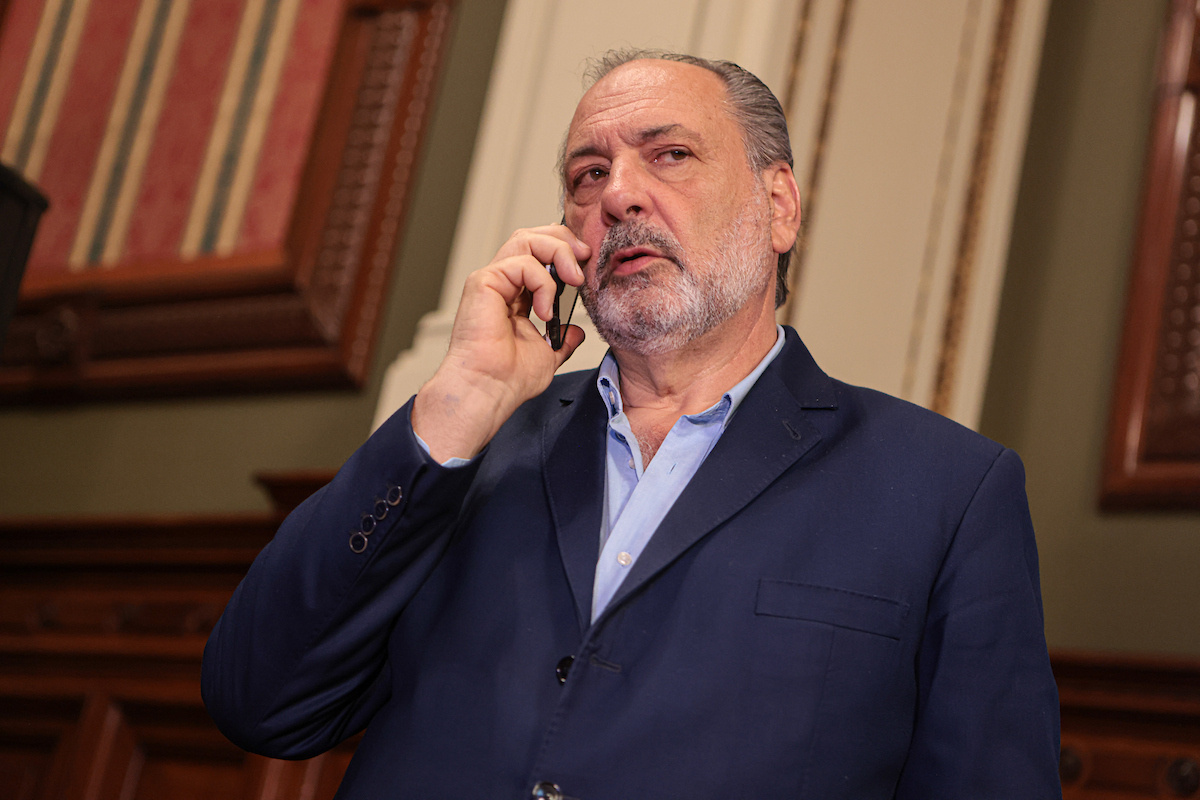 “Nada que ocultar” y “vecino”: Gandini por asesor condenado que usaba local de su esposa