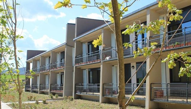 Con la puerta entreabierta