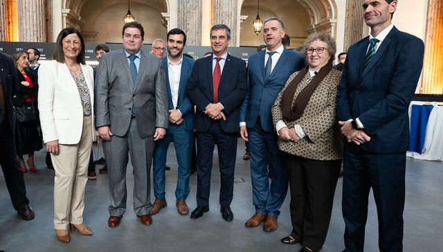 Con la extensión del brazo