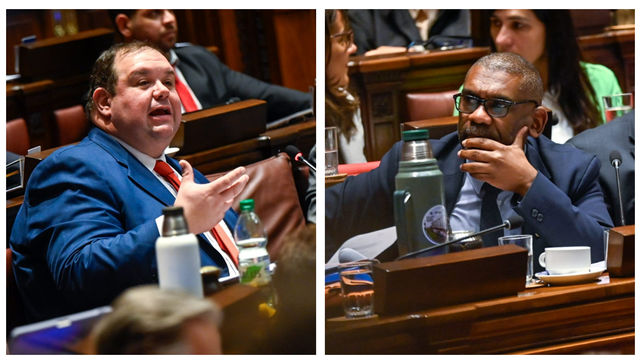 Clavo mi remo en el agua