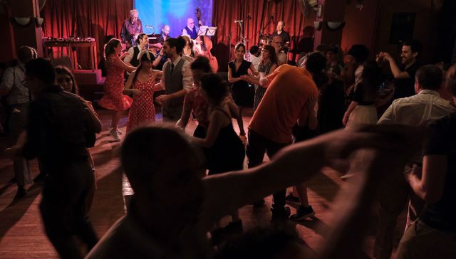 Lindy hoppers bounce