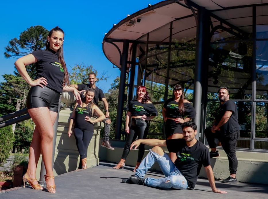 Algunos de los docentes de la escuela. Foto: Montevideo Mambo