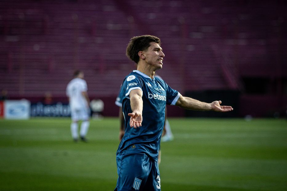 Copa Argentina: Racing goleó a Deportivo Riestra 3-0, ayudado por un duro planchazo