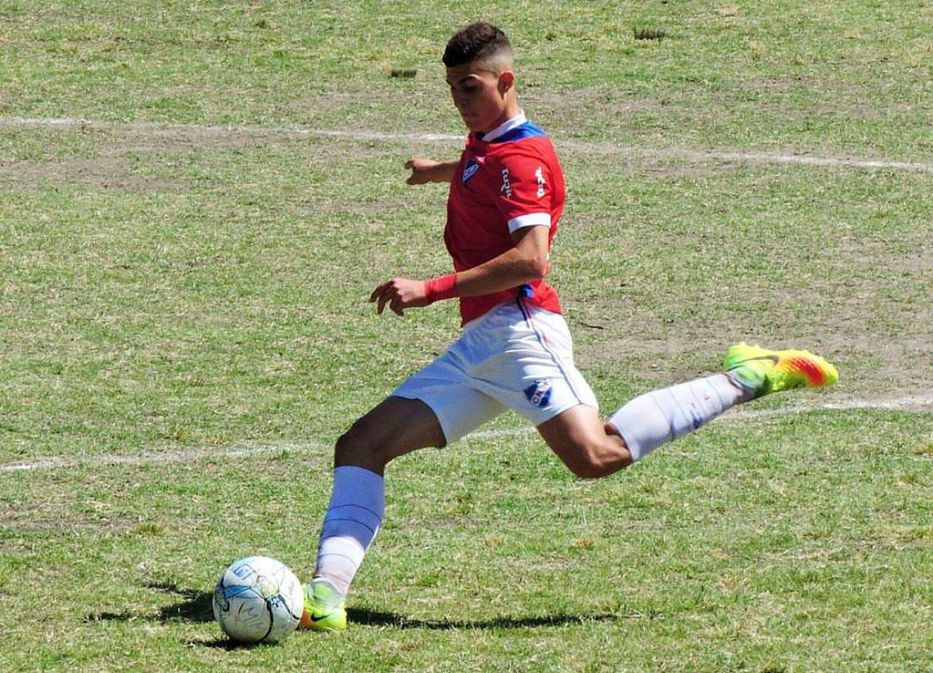 Facundo Queiroz jugando en Nacional. Foto: Instagram @facuqueiroz