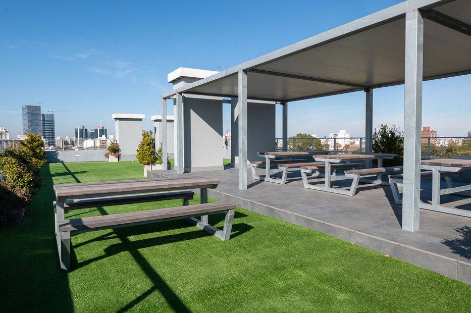 Terraza de las oficinas de Campiglia Pilay ubicadas en José Leguizamón 3552. Foto: Javier Noceti