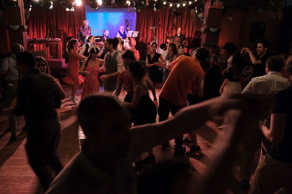 Lindy hoppers bounce