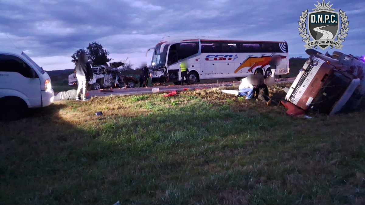 Urgente: un muerto y heridos graves en choque entre bus internacional ...