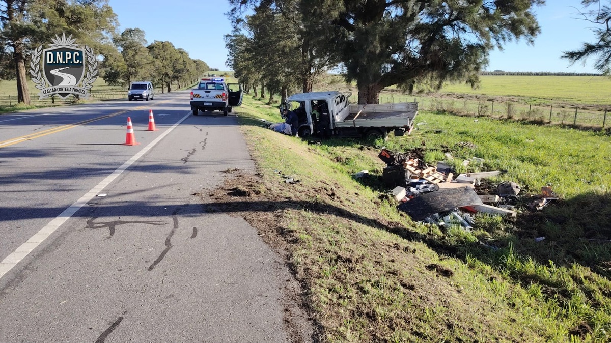 Un camión chocó con un árbol y volcó en la ruta 3: hay cuatro personas ...