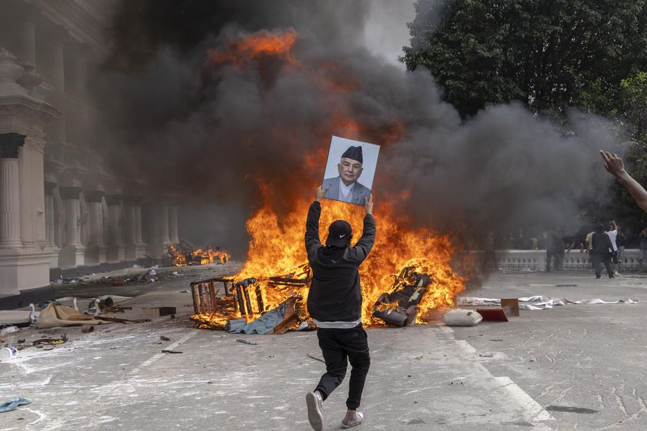 Crisis y descontrol en Nepal: queman viva a la esposa de un exfuncionario y tiran al ministro de Economía semidesnudo al río