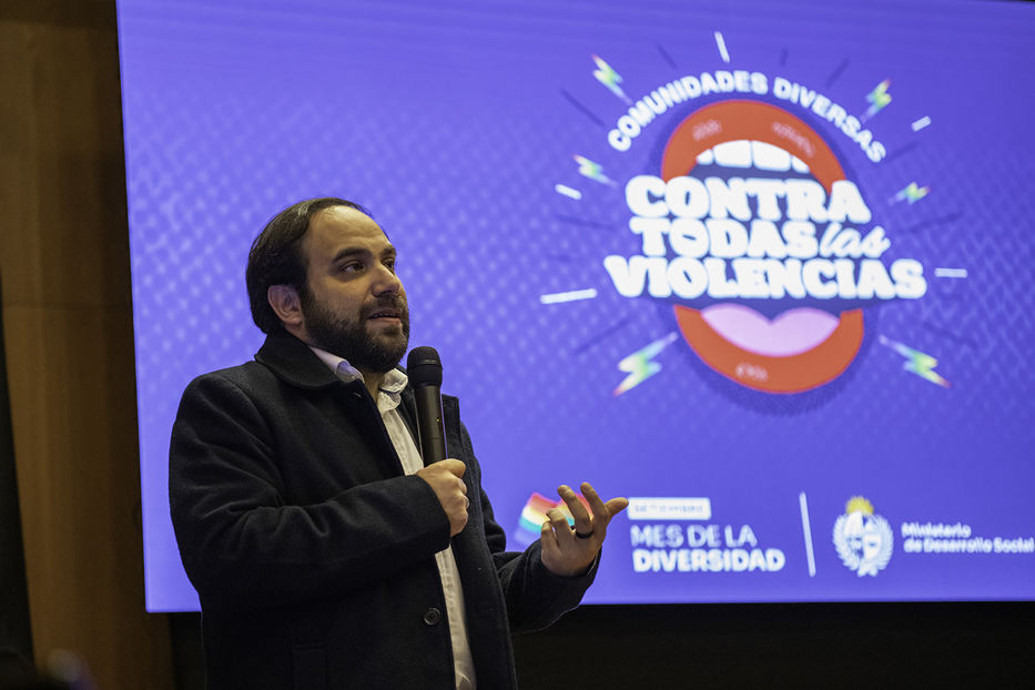 Más amor, por favor